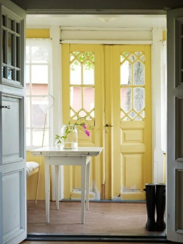 kolor korytarz pastelowe żółte drzwi