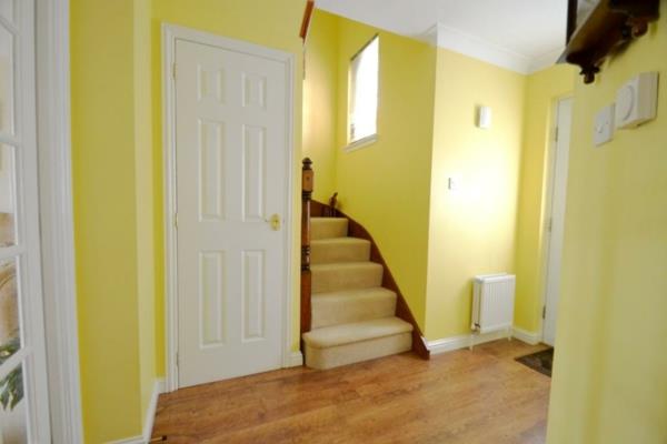 kolor korytarza cytrynowo-żółto-białe drzwi