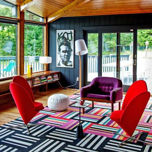 Elegancka kolorystyka w domu paski dywan czerwony fotel sofa lampa podłogowa