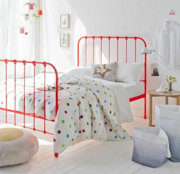 kolorystyka pomysły na kolor sypialni czerwone akcenty kolorystyczne kolor ściany biały wzór w kropki