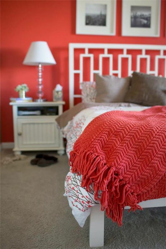 kolorystyka pomysły na kolor sypialni czerwona ściana kolor narzuta ciepła przytulność