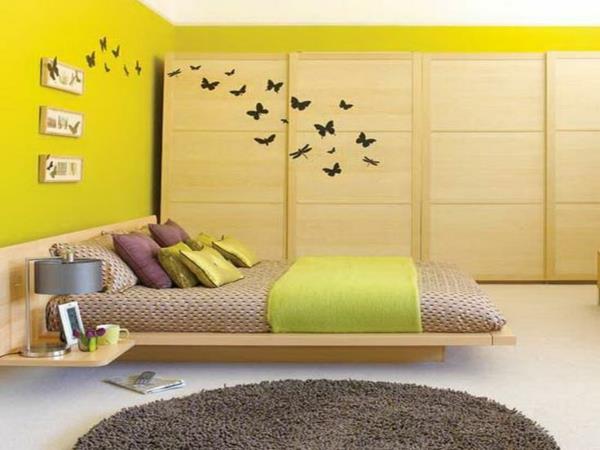 Idées de couleur chambre dans un style asiatique couleur de mur jaune-vert couvre-lit armoire en bois