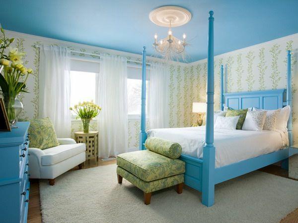 pomysły kolorystyczne meble do sypialni łóżko łóżko słupek sufit kolor niebieski niebo niebieski jasnozielony biały