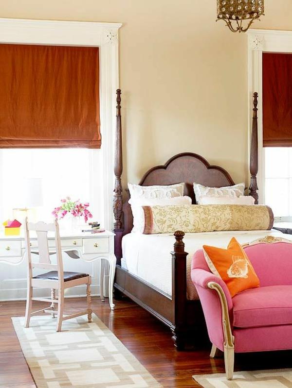 idées de couleurs meubles de chambre lit coloré poteaux en bois stores pliants canapé
