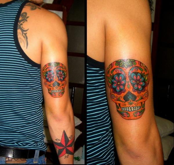 tatouage coloré avant-bras photos crâne masculin