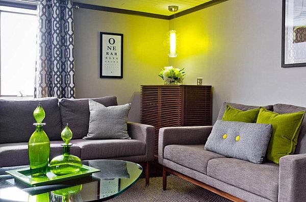 kolorowa aranżacja wnętrza oliwkowa zielona sofa szara
