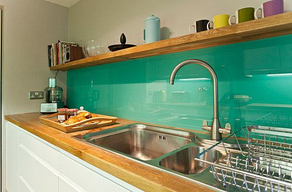 kolorowy wystrój wnętrz szmaragdowo-zielony kolor ściany lustro kuchenne