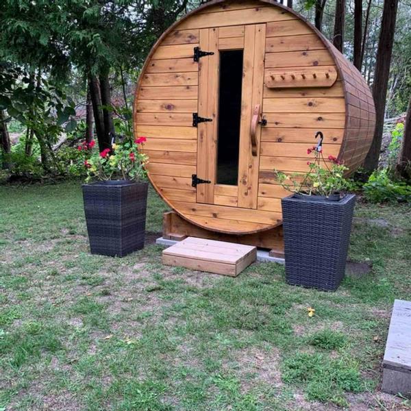 sauna beczkowa wykonana z drewna świerkowego welness garden