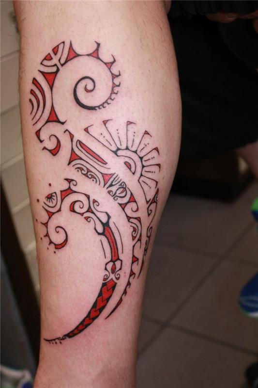 beau tatouage maori rouge noir