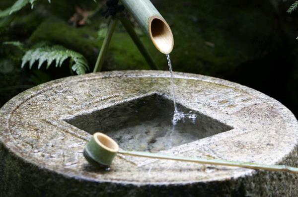 fontaine japonaise traditionnelle du jardin feng shui