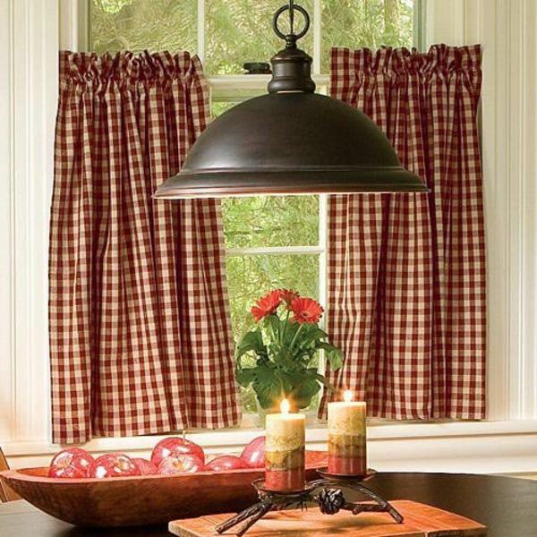fenêtre cuisine vase à fleurs bougies lueur lampe suspendue rideaux