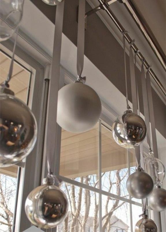 décoration de fenêtre boules d'arbre de noël argent fensterdeko