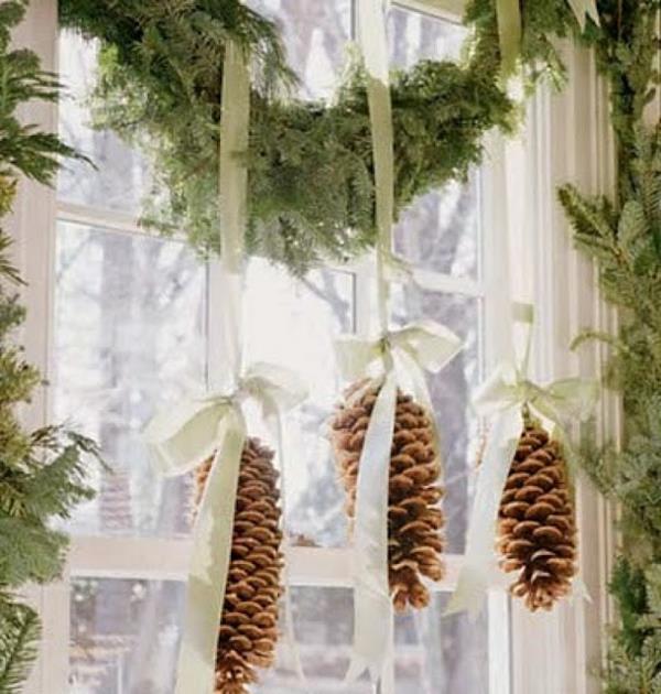 décoration de fenêtre noël pommes de pin fenêtre créative de décoration de noël