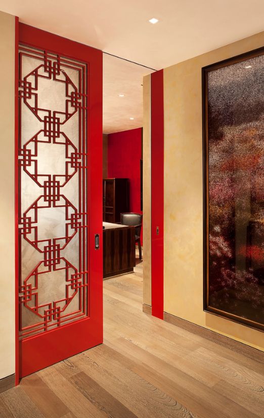 Вратите с червени панели, декорирани с орнаментирани стъклени вложки, са истинско произведение на изкуството