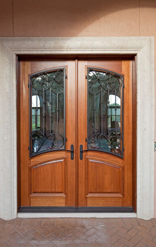 Ако се страхувате да използвате панелни врати със стъклени вложки като входни врати, използвайте ковани решетки