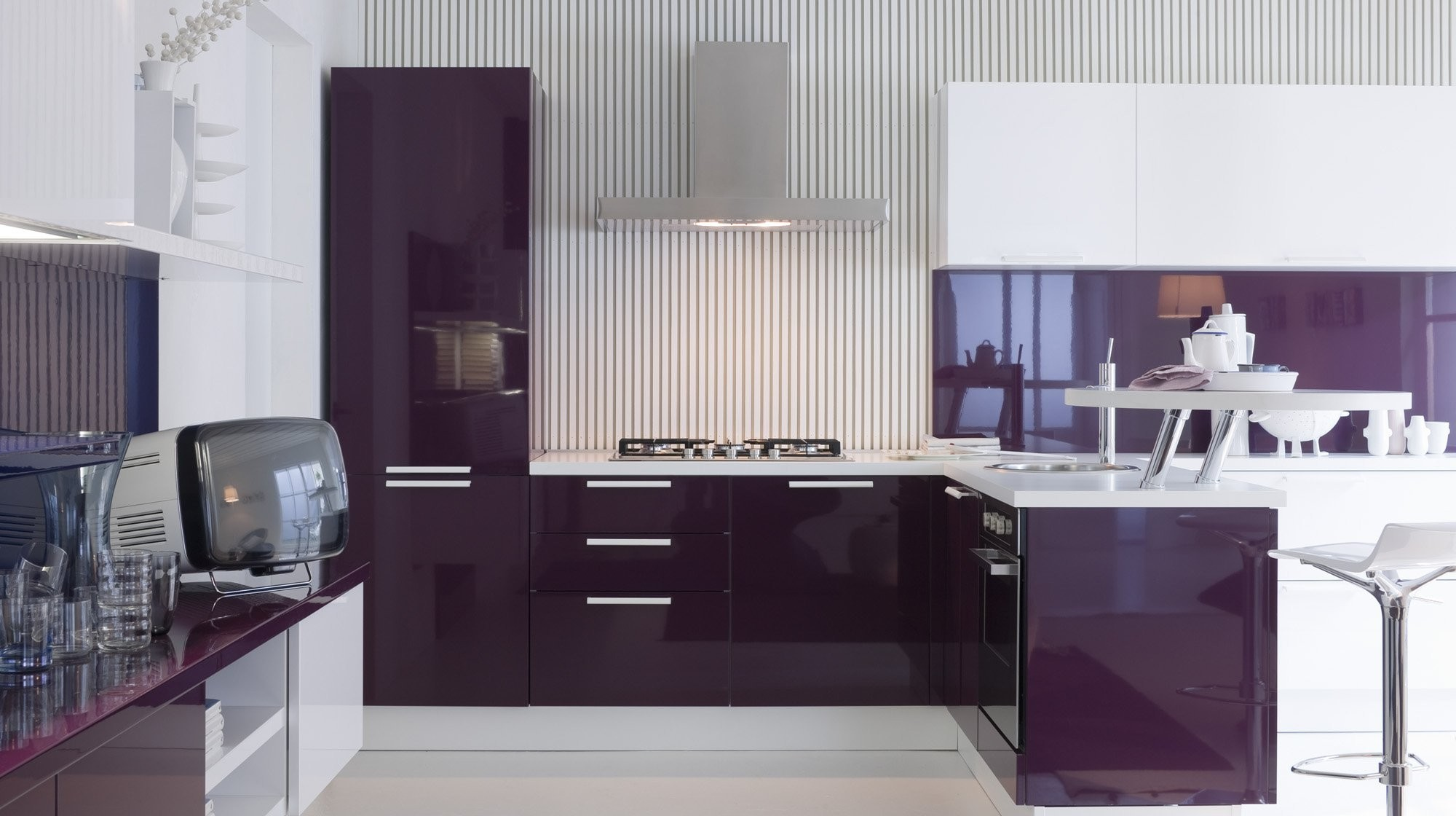 Der violette Farbton findet sich häufiger in modernen Küchen, die sich durch glänzende Oberflächen und satte tiefe Farben auszeichnen.
