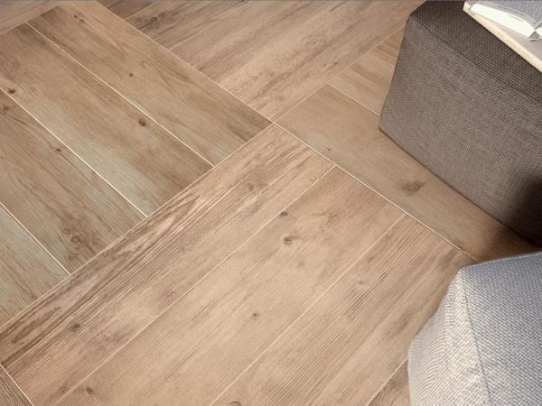 Płytki podłogowe o wyglądzie drewna układają podłogę w salonie