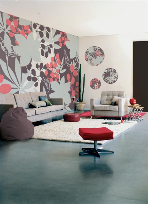 tapeta w kwiaty salon czerwony stołek biały dywan do salonu