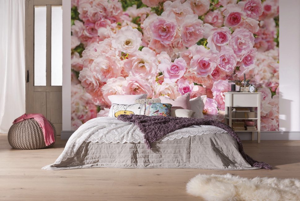 Розите подчертават цялата естетика и романтика на спалнята