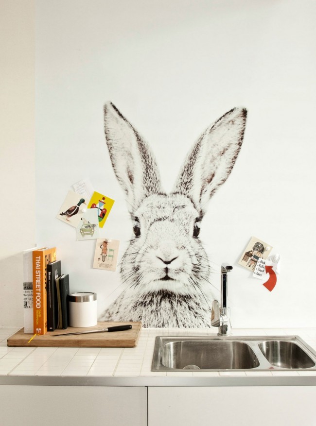 ورق حائط للصور فوق سطح العمل على شكل ملصق ضخم به أرنب لطيف