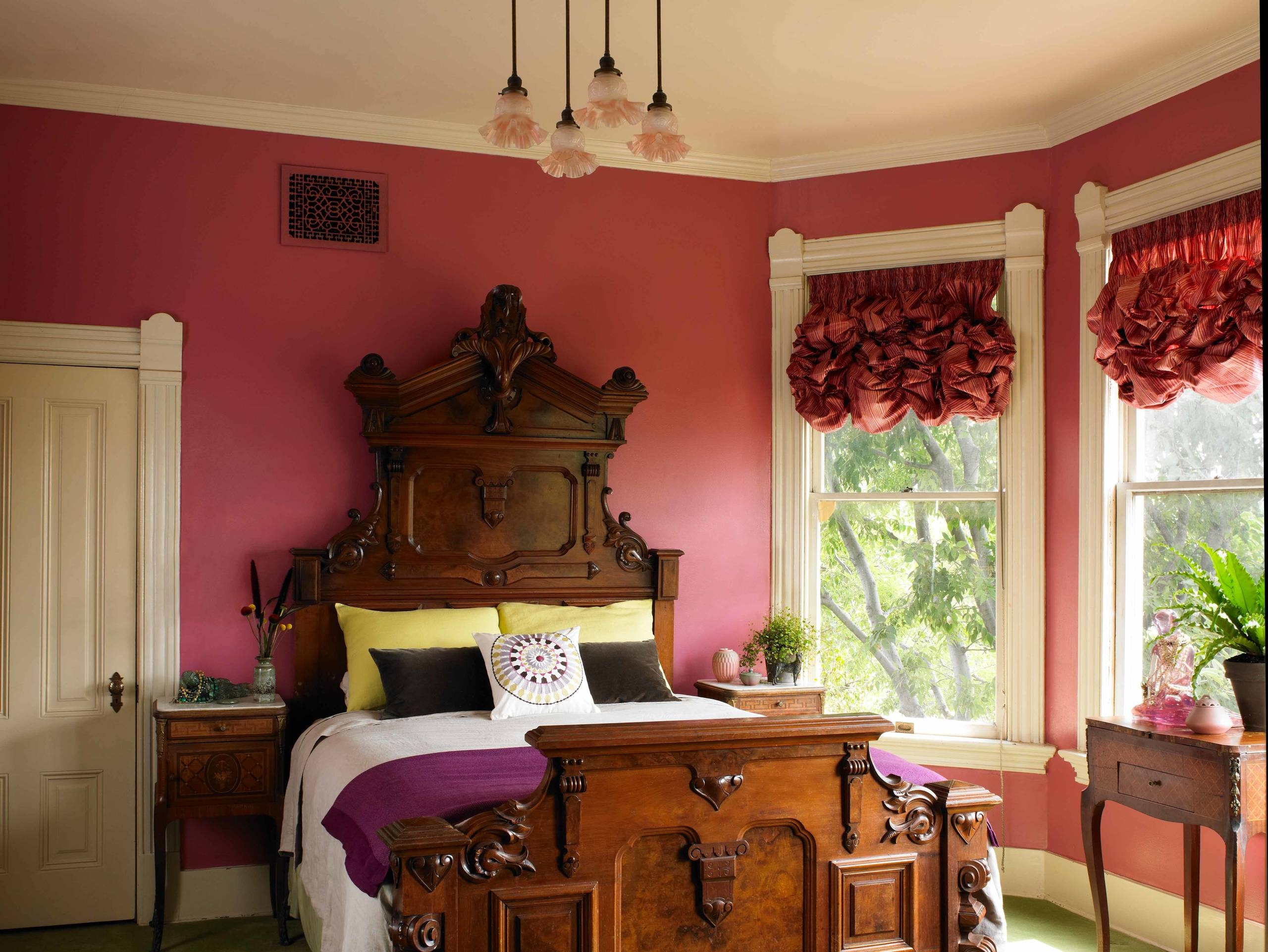 غرفة نوم صغيرة فاخرة مزينة بألوان حمراء