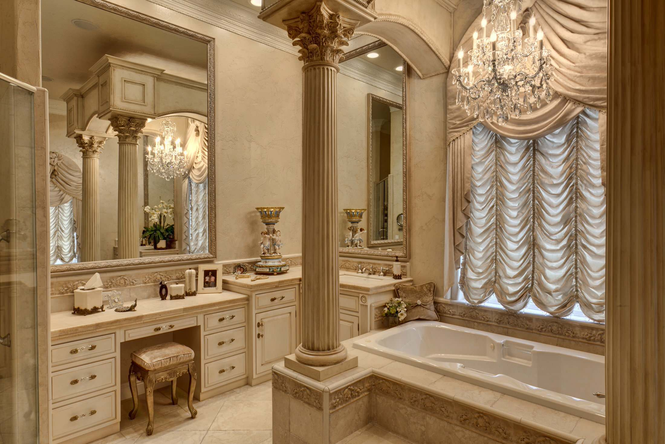 Úspěšné použití francouzských závěsů v klasické luxusní koupelně. Zde nejméně ze všeho potřebují zvedací mechanismus.