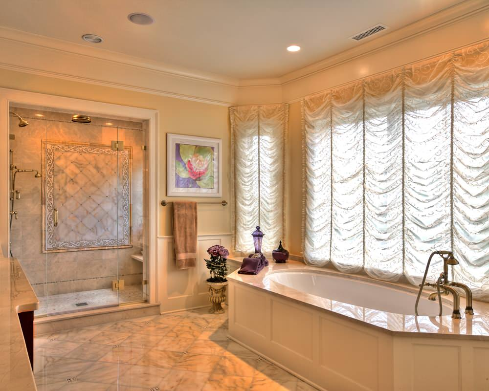 Klasický design koupelny vyžaduje vhodnou dekoraci oken. Stacionární francouzské závěsy jsou skvělou volbou