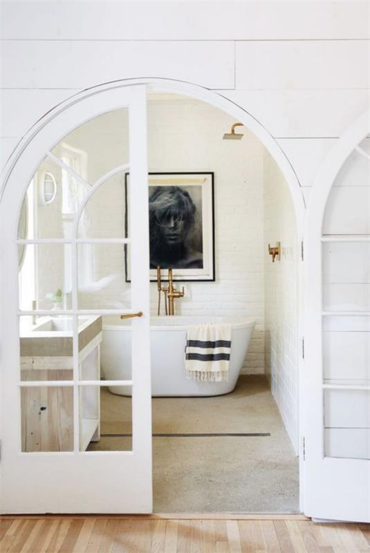 Francuskie francuskie drzwi łukowe, biała rama z sypialni idą prosto do łazienki