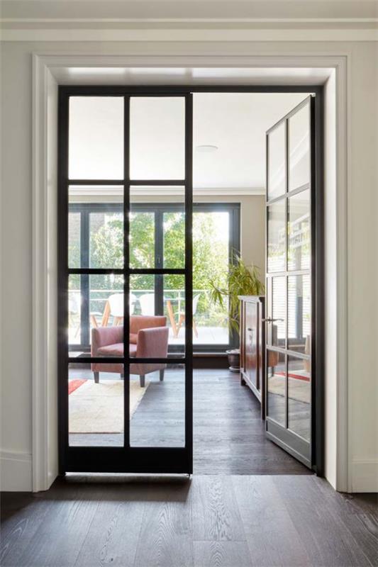 Drzwi balkonowe dwuskrzydłowe czarne przejście ramy do elegancko zaprojektowanego salonu