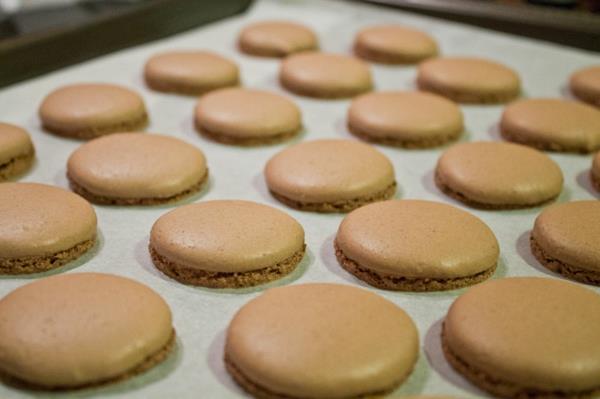 Cuire des macarons français