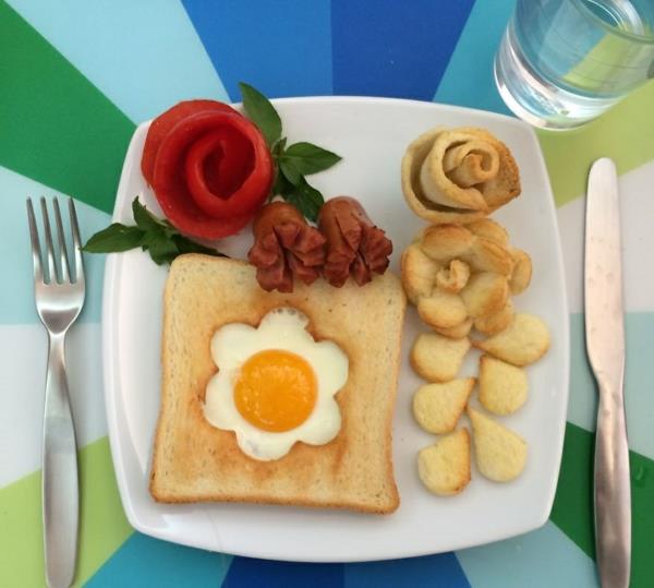 petit déjeuner français fleurs rose rouge