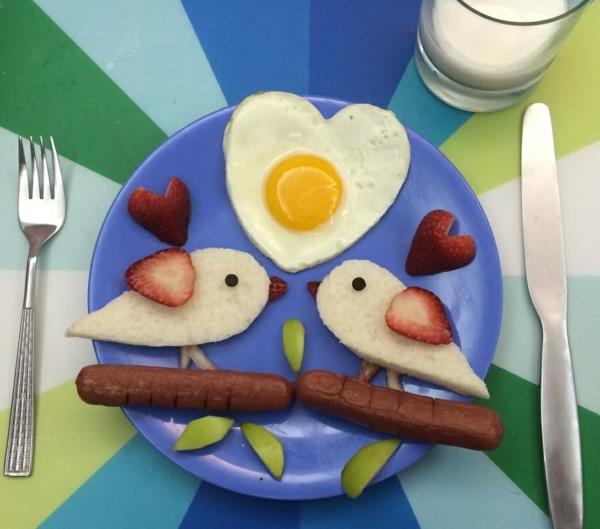 petit-déjeuner français oiseaux amoureux