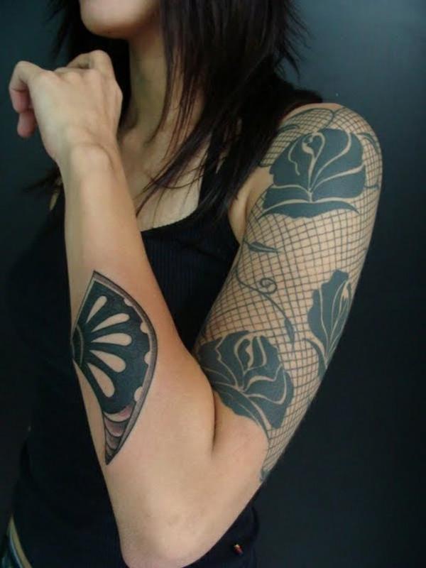 tatouage bras motifs fleurs grille