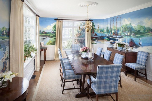 Образът и цветовете на стенописа в хола подчертават вкуса и богатството на собствениците на къщата.