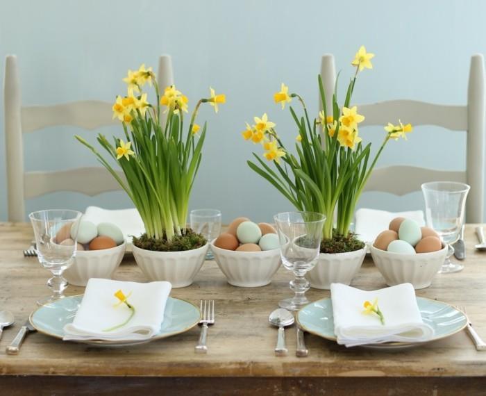 décoration de printemps avec des jonquilles et des œufs de pâques