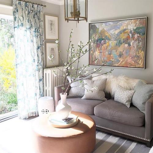 idées de décoration printanière pour le salon branches fleuries vase blanc beaucoup de lumière vue sur la cour intérieure à l'extérieur tous les rideaux fleuris