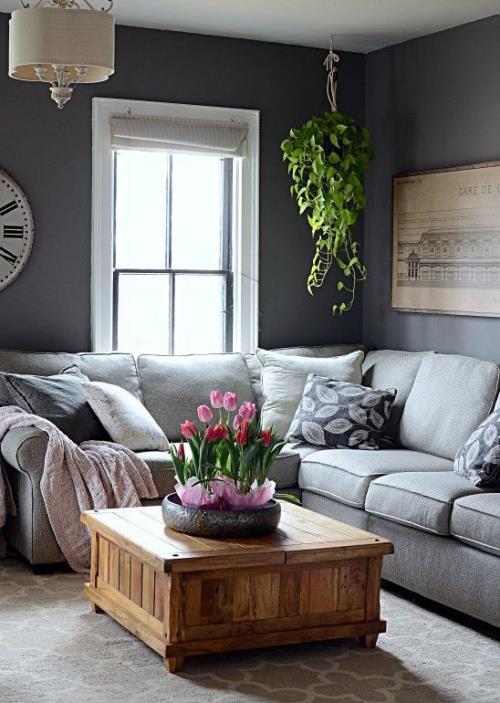 idées de décoration printanière pour le salon chambre grise rafraîchie avec de belles tulipes roses vertes dans de petits pots sur la table basse au milieu