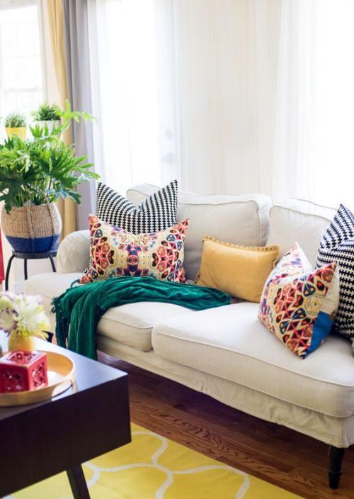 idées de décoration printanière pour le salon canapé lumineux accents colorés oreillers