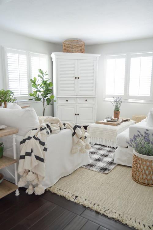 idées de décoration printanière pour le salon dans un style rustique couverture en laine tricotée couvertures blanches du meuble plantes vertes en pot lavande dans le pot