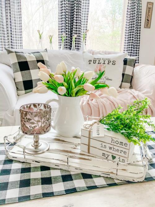 idées de décoration printanière pour le salon tulipes roses en pichet rétro en porcelaine décoration vintage sur la table branches vertes