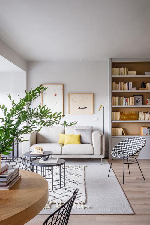 idées de décoration printanière pour le salon belle chambre coussins jaunes comme accent grande plante verte à gauche