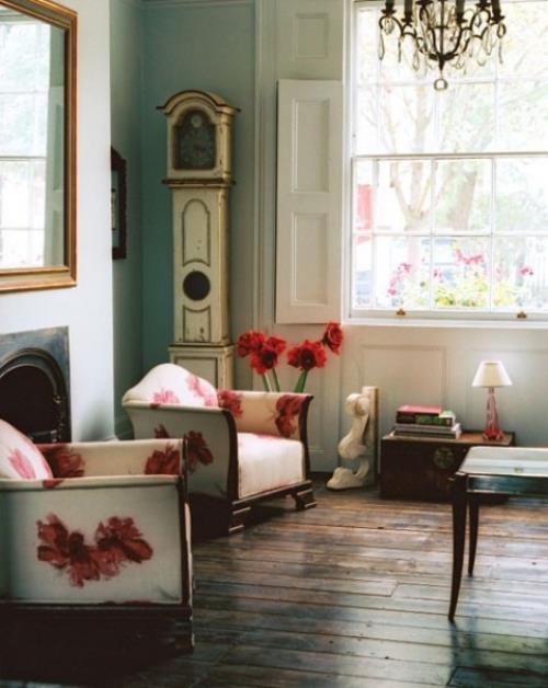 Idées déco printanières pour le salon, mobilier simple, motifs floraux en parquet rouge foncé