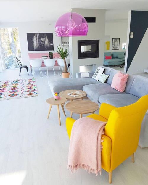 idées de décoration printanière pour le salon salon plus lumineux canapé gris fauteuil jaune comme lampe suspendue d'accent en violet