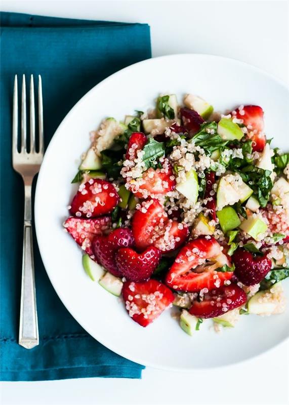 recettes de printemps plats végétariens salade de légumes aux fraises redimensionnées