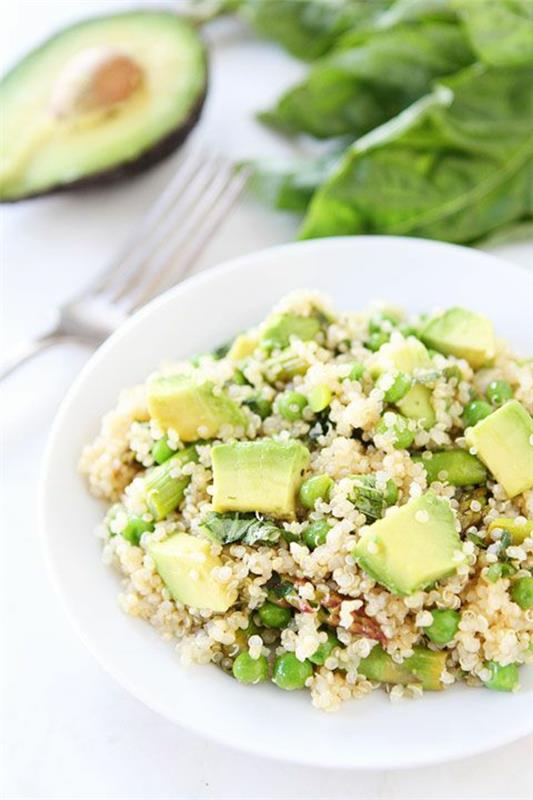 recettes printanières plats végétariens salade de légumes redimensionnés au quinoa et avocat