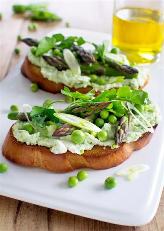 recettes de printemps plats végétariens tranches de pain grillé avec des petits pains aux légumes