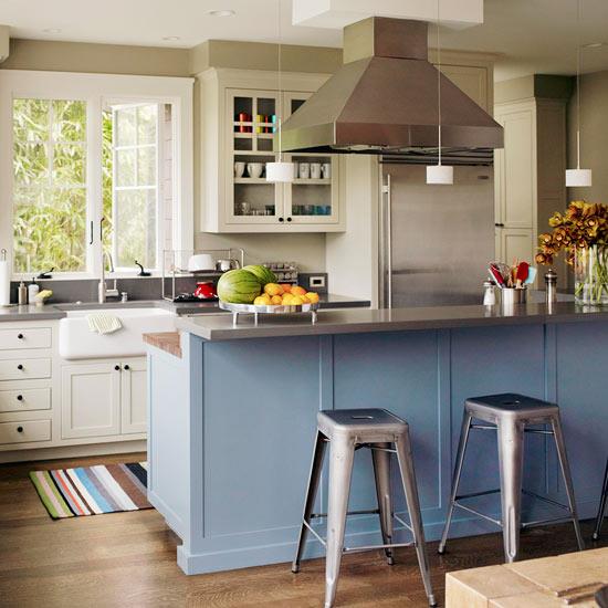 frais et chic avec tabouret de bar bleu en métal à rayures