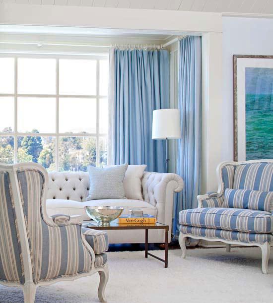 frais et chic avec des fauteuils confortables bleus tapis doux rayé