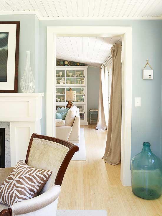 frais et chic avec parquet clair grande bouteille en verre bleu