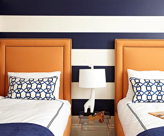 frais et chic avec des rayures bleu marine sur le mur
